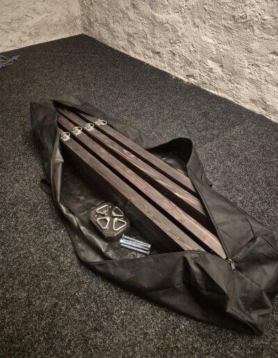 musta st andrew´s cross pakattuna säilytyspussiin