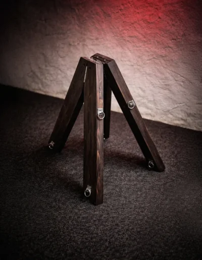 BDSM-risti puoliksi kokoon taitettuna